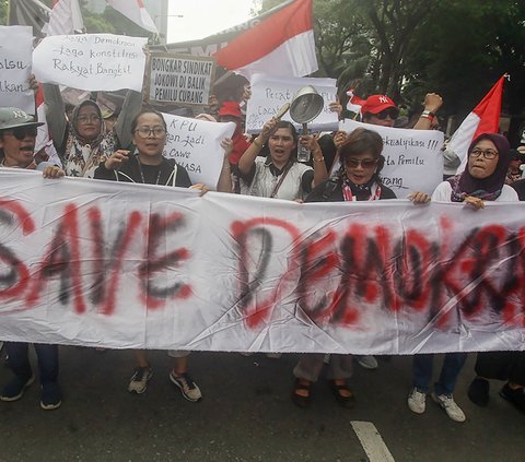 FOTO: Geruduk KPU, Ratusan Pengunjuk Rasa Tolak Hasil Pemilu yang Diduga Penuh Kecurangan