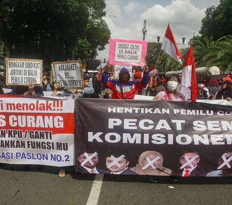 FOTO: Geruduk KPU, Ratusan Pengunjuk Rasa Tolak Hasil Pemilu yang Diduga Penuh Kecurangan