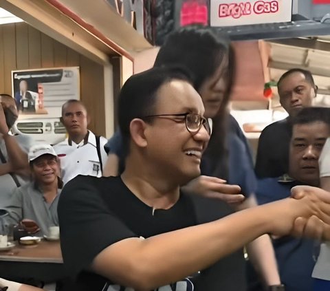 Moments When Anies Almost Stumbled Pulled by Mothers, His Expression Becomes the Highlight