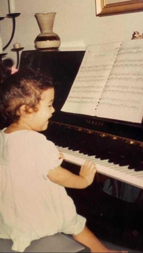 Anak Perempuan Jago Piano Ini Jadi Penyanyi Terkenal, Siapa Dia?