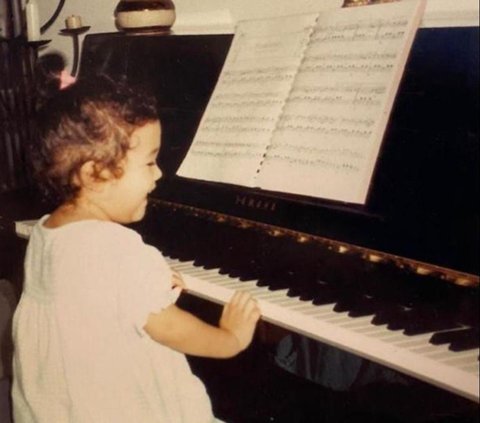 This Girl Who is Good at Piano Becomes a Famous Singer, Who is She?