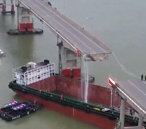 Moments of Barge Ship Crashing into Bridge until Split, Vehicle Falls into River