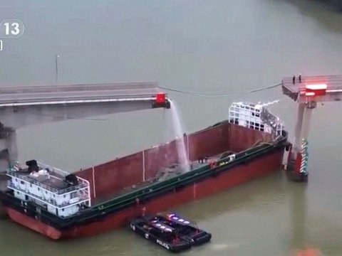 Moments of Barge Ship Crashing into Bridge until Split, Vehicle Falls into River