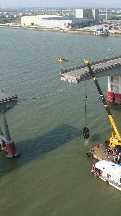 Moments of Barge Ship Crashing into Bridge until Split, Vehicle Falls into River