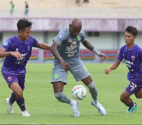 FOTO: Gol Paulo Henrique Selamatkan Persebaya dari Kekalahan Lawan Persita