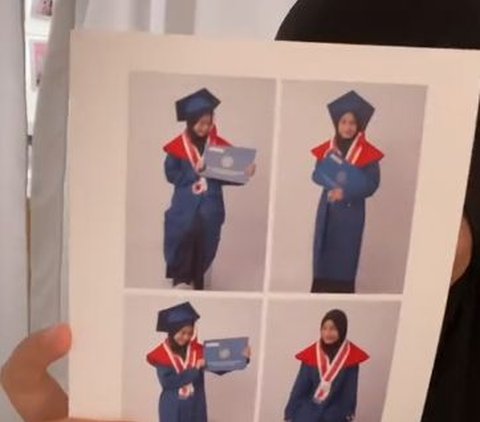 Parents Absent, Student's Emotional Graduation Moment Without Companion Brings Tears