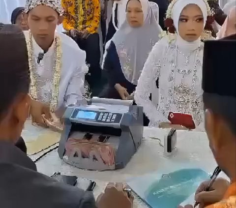 Viral! The Process of Handing Over Dowry Like a Transaction at the Bank, Using a Money Counting Machine Because of the Abundance