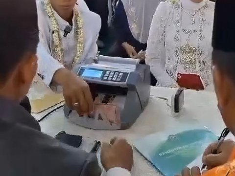 Viral! The Process of Handing Over Dowry Like a Transaction at the Bank, Using a Money Counting Machine Because of the Abundance