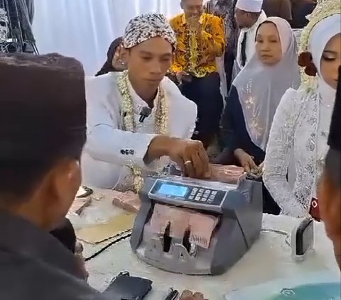 Viral! The Process of Handing Over Dowry Like a Transaction at the Bank, Using a Money Counting Machine Because of the Abundance