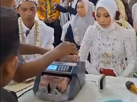 Viral! The Process of Handing Over Dowry Like a Transaction at the Bank, Using a Money Counting Machine Because of the Abundance