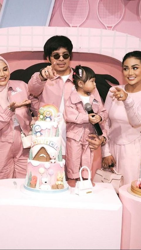 Potret Keseruan Pesta Ulang Tahun Ameena ke-2, Bertema Pink Keluarga Semua Kumpul