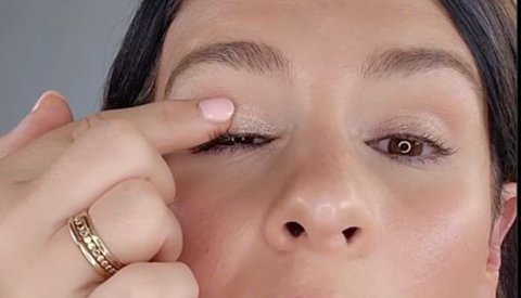 2. Use Shimmer Eyeshadow with Fingers