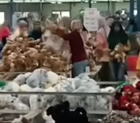 Very Horrifying! Moments of Mass Possession in a Doll Factory in Cianjur, Terrified Employees Running