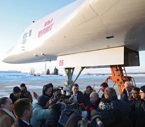 FOTO: Gagah, Ini Gaya Putin Terbangkan Pesawat Supersonik Pengebom Nuklir Rusia