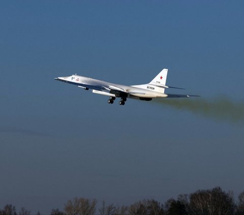 FOTO: Gagah, Ini Gaya Putin Terbangkan Pesawat Supersonik Pengebom Nuklir Rusia