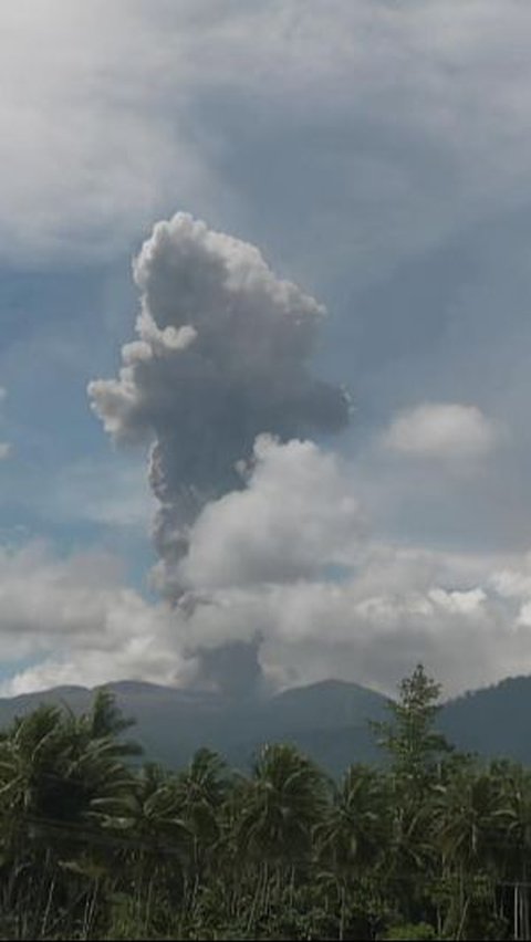 Gunung Dukono di Maluku Utara Meletus & Muntahkan Abu Setinggi 2,7 Kilometer, Ini Penampakannya