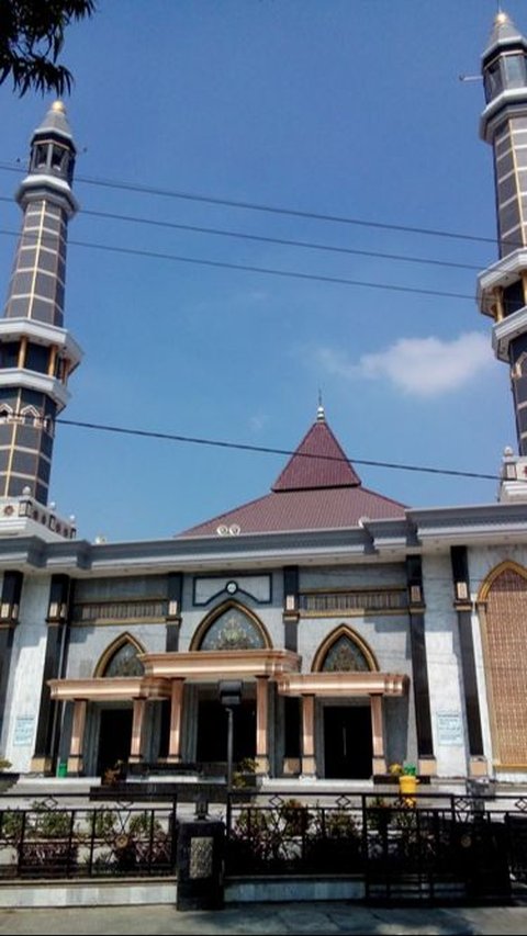 <b>1. Masjid Agung Baitul Mukminin Jombang</b>