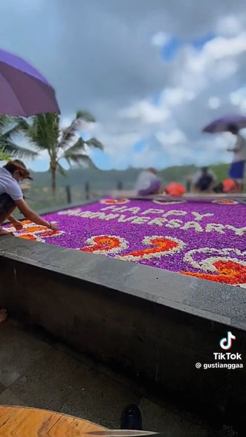 Momen Pegawai Hotel di Bali Gagal Pertahankan Tulisan dari Bunga di Kolam Renang saat Hujan Ini Viral, Bikin Nyesek<br>