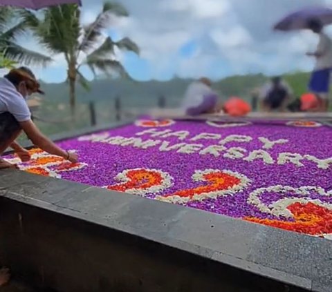 Momen Pegawai Hotel di Bali Gagal Pertahankan Tulisan dari Bunga di Kolam Renang saat Hujan Ini Viral, Bikin Nyesek