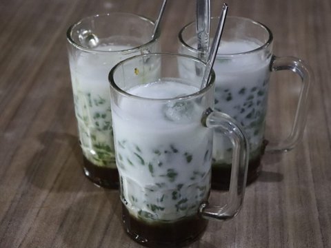 Berkat Jalin Hubungan Baik dengan Pelanggan, Penjual  Es Cendol Gerobak di Bandung Kini Jadi Bos Restoran Terkenal