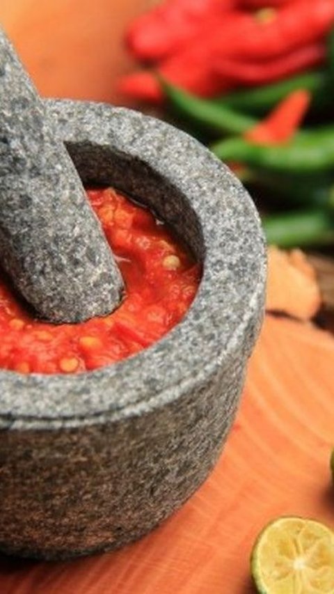 Cobek batu adalah salah satu warisan budaya nenek moyang yang masih lestari digunakan oleh masyarakat Indonesia. Cobek batu sendiri merupakan alat dapur tradisional yang digunakan untuk menumbuk dan menggiling bahan-bahan makanan seperti bumbu, rempah, atau biji-bijian.