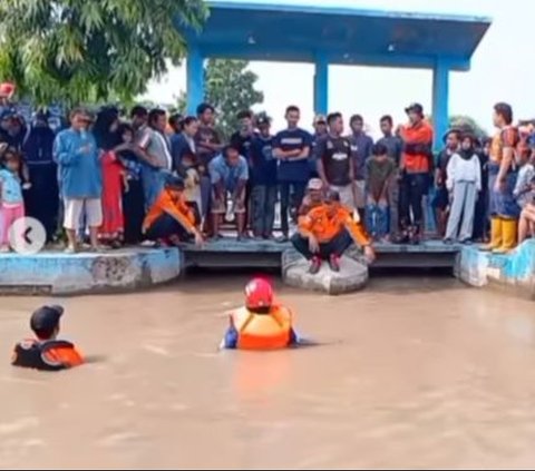 Funny but Annoying! Thought to be Kidnapped by a Crocodile Monster, Turns Out 2 Children in Brebes 'Santuy' Join in Watching the SAR Team's Search Process