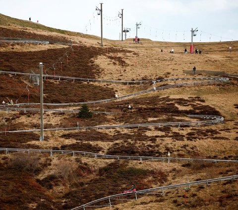 Pemandangan resor ski Hautacam di Beaucens, Hautes-Pyrenees, Prancis, pada 20 Februari 2024. Resor ski Hautacam yang biasanya ramai wisatawan kini menghadapi musim dingin yang kelam. REUTERS/Stephane Mahe 