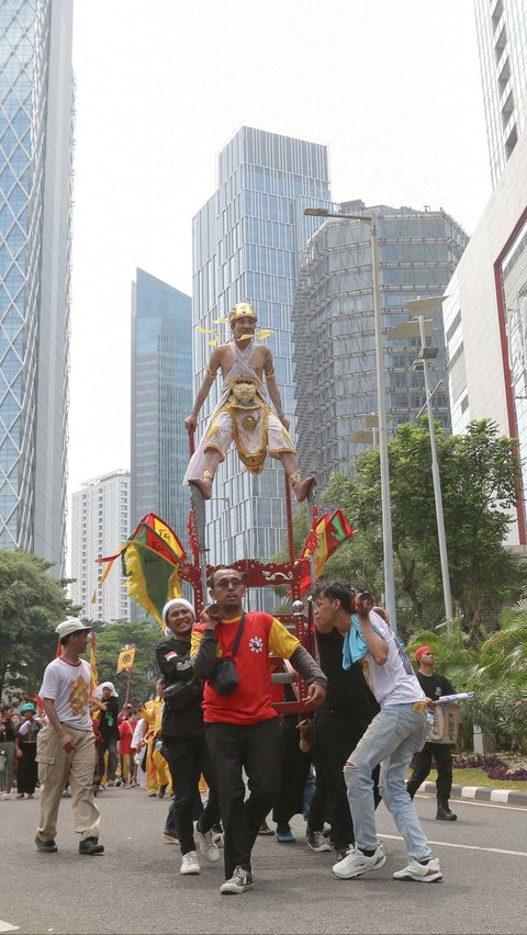 Perayaan ini menampilkan atraksi budaya Tionghoa, mulai dari tarian barongsai, liong naga, hingga atraksi tatung. 