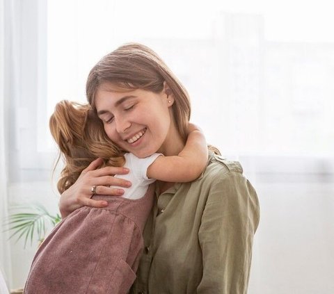 Orangtua juga dapat menggunakan pelukan sebagai alat untuk mendukung perkembangan mental anak, terutama dalam mengatasi kekecewaan atau masalah akademik.