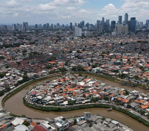 Foto udara memperlihatkan permukiman padat di kawasan Jatinegara, Jakarta, Sabtu (24/2/2024). Pemerintah Provinsi DKI Jakarta menyatakan kesiapannya untuk menjadikan Jakarta sebagai kota global yang kompetitif atau mampu bersaing dengan kota-kota serupa di negara lain. Merdeka.com/Imam Buhori<br>