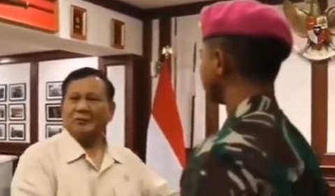 Menhan Prabowo Subianto nampak bertemu dengan salah seorang Perwira muda TNI AL, Letda Marinir Abdillah Jalil Rasyid.