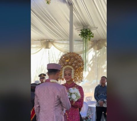 Momen Pernikahan Lettu TNI AL & Iptu Polwan, Penuh Pedang Pora para Perwira