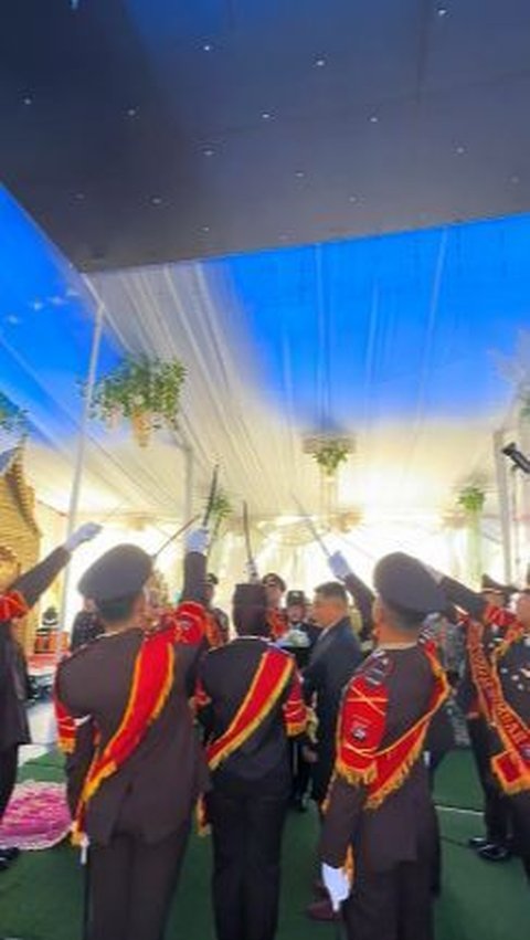 Momen Pernikahan Lettu TNI AL & Iptu Polwan, Penuh Pedang Pora para Perwira