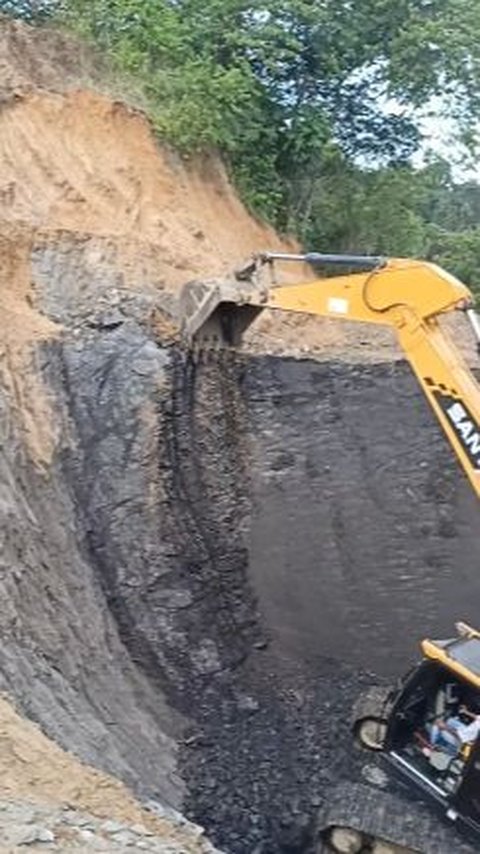 Terlihat di balik tanah cokelat sebuah bukit, terdapat batubara di dalamnya. <br>