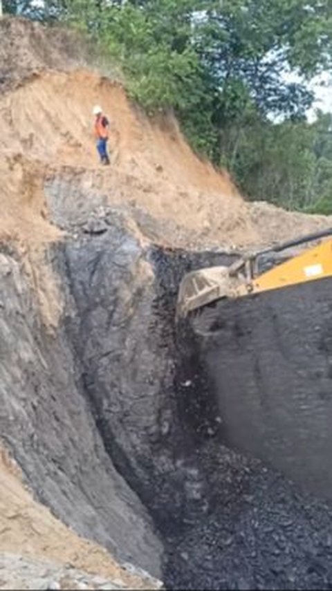 Hal ini terbukti saat bukit tersebut dikeruk menggunakan excavator. <br>