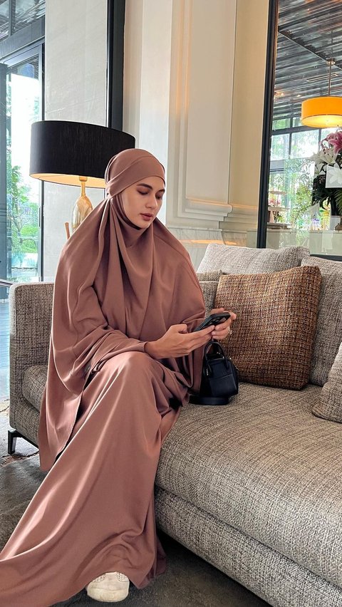 10 Potret Cantik Paula Verhoeven Tampil Berhijab saat Hadir ke Acara Kajian, 'Dikawal' Dua Jagoan