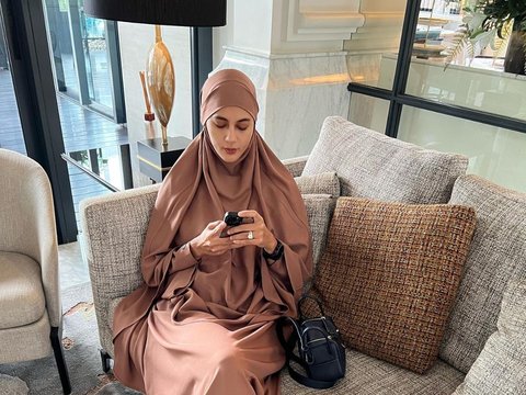 10 Potret Cantik Paula Verhoeven Tampil Berhijab saat Hadir ke Acara Kajian, 'Dikawal' Dua Jagoan