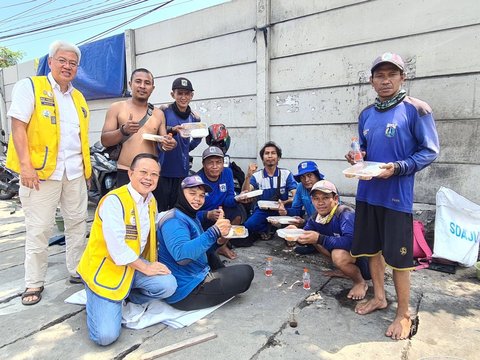 Aksi Bagi-Bagi Seribu Nasi Kotak Lions Club di Tengah Isu Kelangkaan Beras