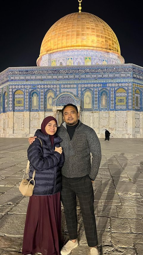 Potret Meisya Siregar dan Bebi Romeo Berkunjung ke Masjid Al Aqsa, Berderai Air Mata saat Panjatkan Doa di Malam Nisfu Syaban