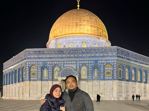 Potret Meisya Siregar dan Bebi Romeo saat Berkunjung ke Masjid Al Aqsa, Berderai Air Mata saat Panjatkan Doa di Malam Nisfu Syaban