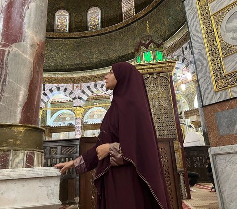 Potret Meisya Siregar dan Bebi Romeo saat Berkunjung ke Masjid Al Aqsa, Berderai Air Mata saat Panjatkan Doa di Malam Nisfu Syaban