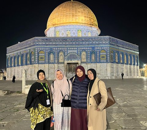 Potret Meisya Siregar dan Bebi Romeo saat Berkunjung ke Masjid Al Aqsa, Berderai Air Mata saat Panjatkan Doa di Malam Nisfu Syaban