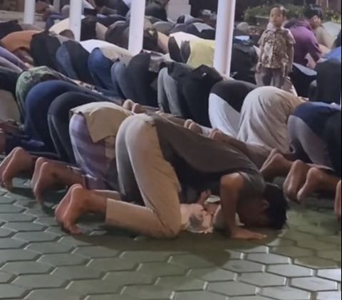 Viral Muslim Man Praying in Congregation While Carrying a Baby, Watch His Movements When About to Prostrate