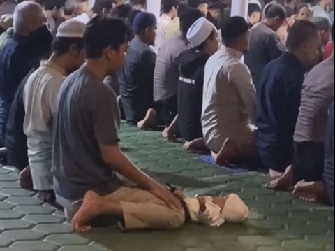 Viral Muslim Man Praying in Congregation While Carrying a Baby, Watch His Movements When About to Prostrate