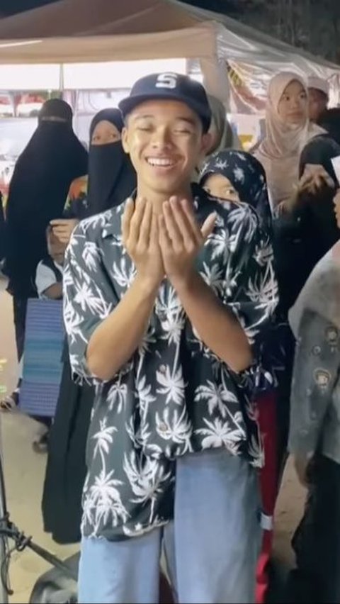 Viral Youth's Action Praying in Front of Beautiful Hijaber at Night Market, Netizens Say 'MashaaAllah Adem'