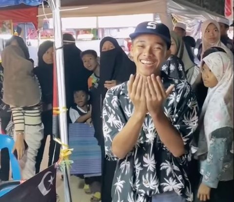 Viral Youth Praying in Front of Beautiful Hijab Seller at Night Market, Netizens Say 'MashaaAllah Adem'
