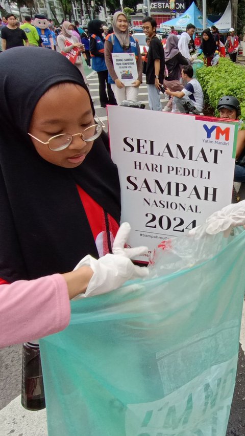 FOTO: Potret Semangat Anak-Anak Yatim Piatu Membersihkan Lingkungan CFD Jakarta dari Sampah-Sampah Berserakan<br>