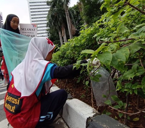 FOTO: Potret Semangat Anak-Anak Yatim Piatu Membersihkan Lingkungan CFD Jakarta dari Sampah-Sampah Berserakan