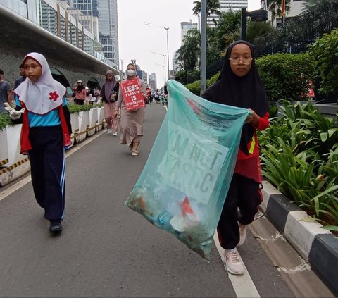 FOTO: Potret Semangat Anak-Anak Yatim Piatu Membersihkan Lingkungan CFD Jakarta dari Sampah-Sampah Berserakan