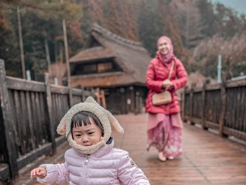 10 Gaya Moana Anak Ria Ricis saat Jalan-jalan di Jepang, Lucu Banget Sambil Bawa Boneka Pikachu